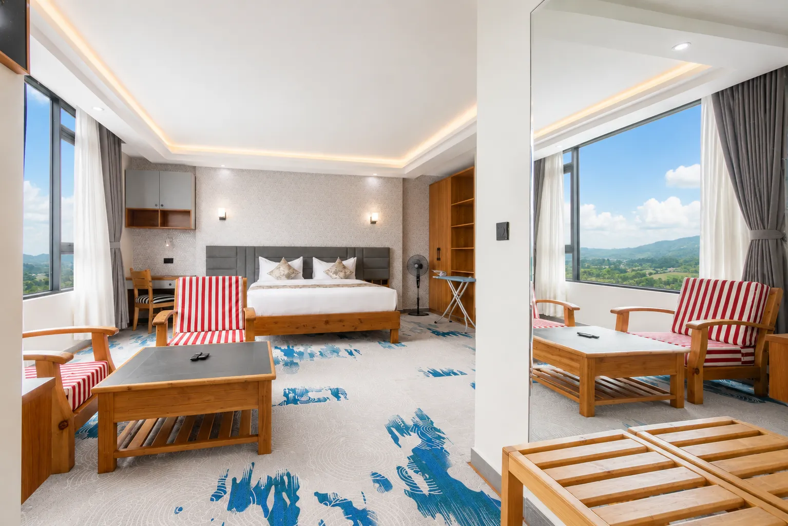 Executive Deluxe sitting space and Bed with views (1)