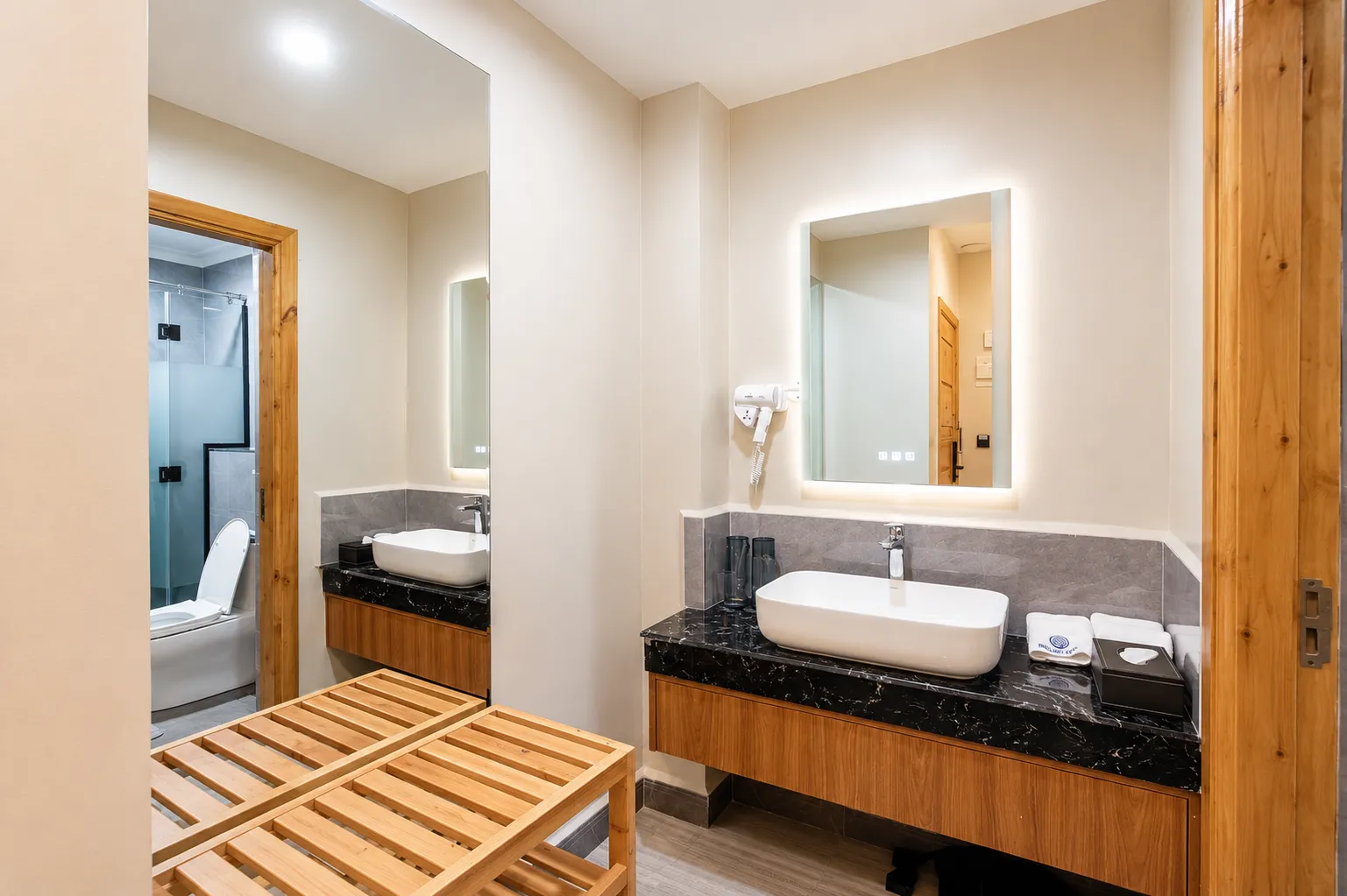 Standard room powder room