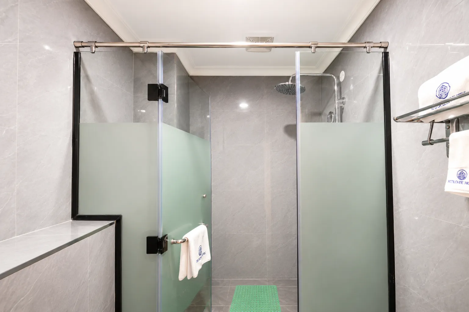 Standardroom shower