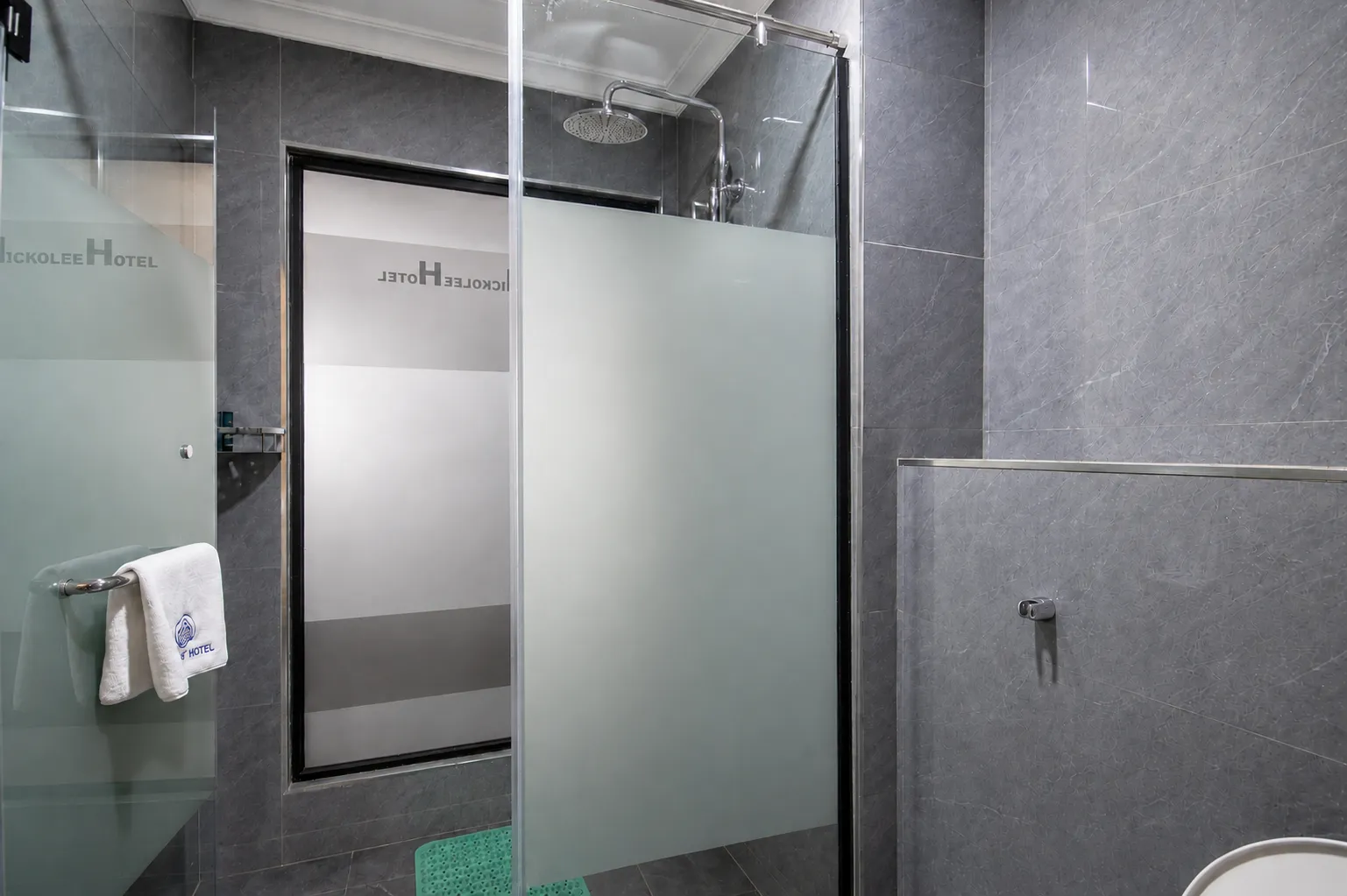 deluxeTwin Room Bathroom