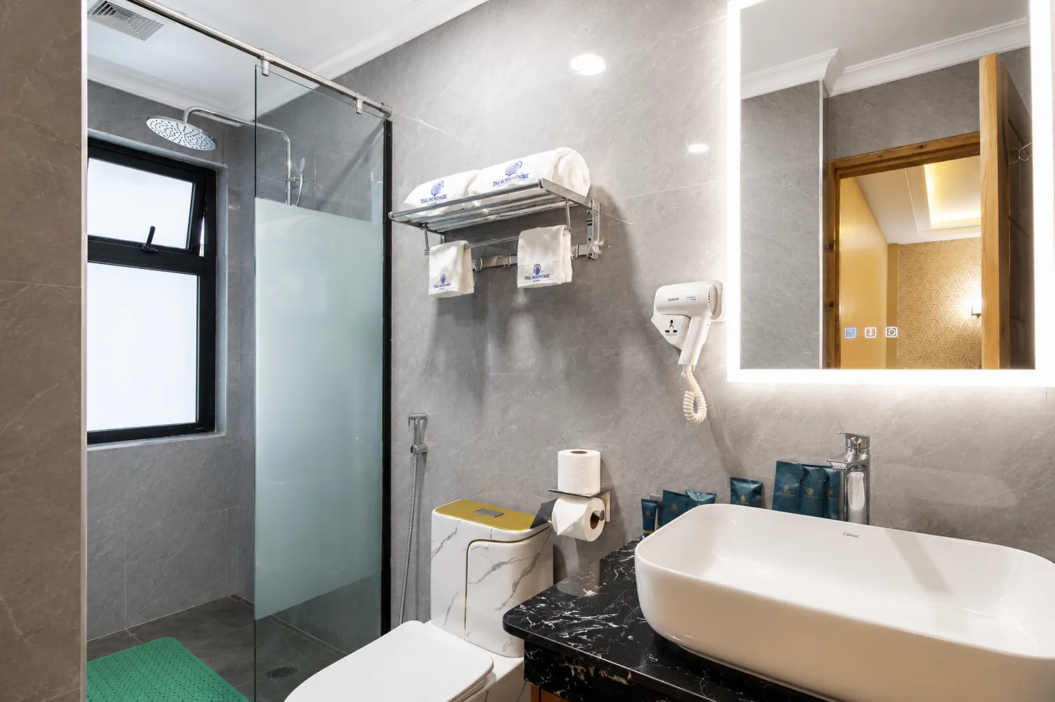 two-bedroom-suite-bathroom-tha-nickolee-hotel-nanyuki